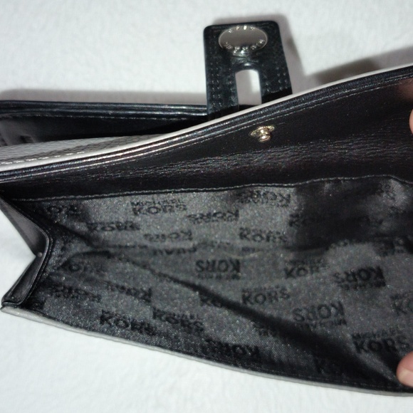 Michael Kors Leather Bifold Wallet 8" X 4" - Picture 3 of 5